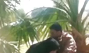 Підліток і сайти с порно бризкає водою зі свого фонтану