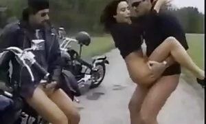 Молода жінка з маленькими грудьми sayt porno дала трьом чоловікам