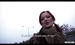 Він привів зрілу жінку в ліс і роздягнувся руские порно сайти на матраці.